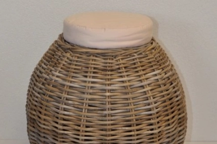 Kulatý ratanový taburet